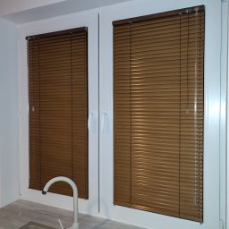 PAMI SPÓŁKA Z OGRANICZONĄ ODPOWIEDZIALNOŚCIĄ - Brązowe listkowe przesłony okienne w kuchni, widoczne na tle zlewu i płynu do naczyń.