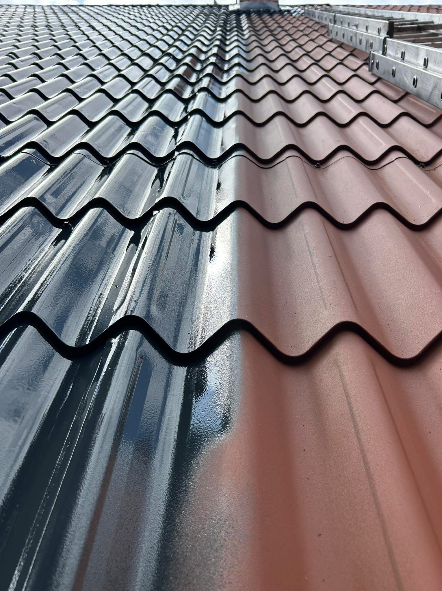 Częściowo pomalowany dach z metalowej blachodachówki w kolorze ciemnoszarym i ceglastym, widoczna drabina. Prezentacja efektu przed i po malowaniu dachu.