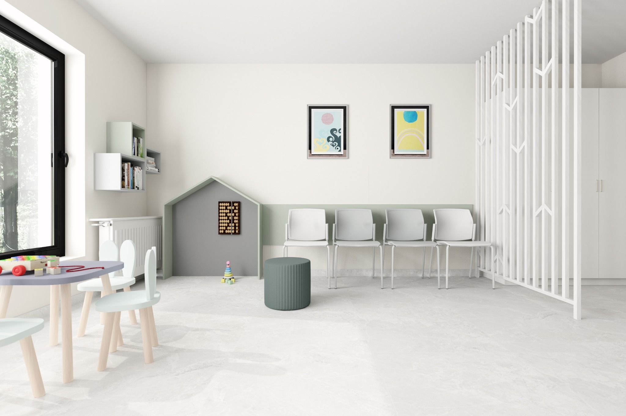 Jasne wnętrze poczekalni z elementami wystroju dla dzieci: stolik z krzesełkami, domek-regal i zabawki, uzupełnione minimalistycznymi krzesłami dla dorosłych i dekoracjami ściennymi.