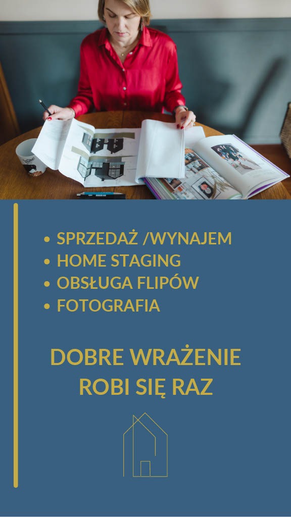 Kobieta w czerwonej koszuli analizuje plany domu i zdjęcia wnętrz na drewnianym stole, obok kubek z nadrukiem.