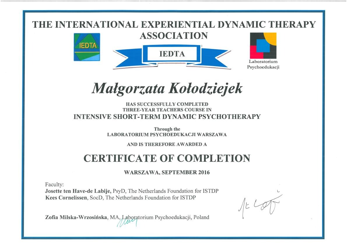 Certyfikat ukończenia trzyletniego kursu intensywnej krótkoterminowej terapii dynamicznej, wydany przez The International Experiential Dynamic Therapy Association.