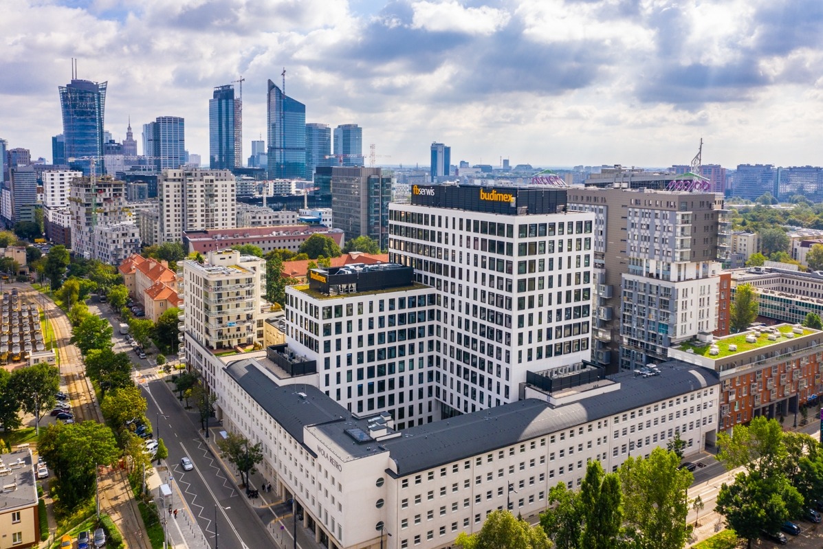 Panorama Warszawy z widokiem na budynek biurowy Budimex i inne wieżowce w tle, wykonana w słoneczny dzień.