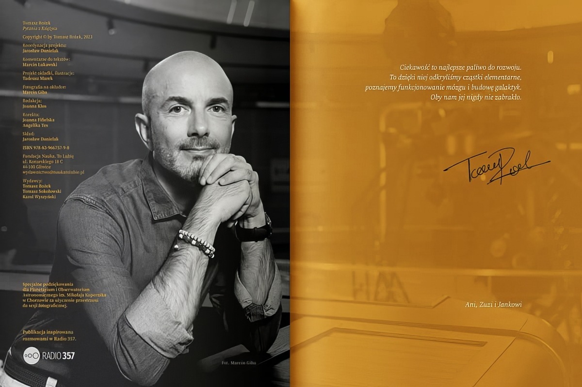 Czarno-białe zdjęcie okładki książki z portretem mężczyzny, z dedykacją i informacjami o autorach. Kontrastowe oświetlenie, wyraźna tekstura papieru.