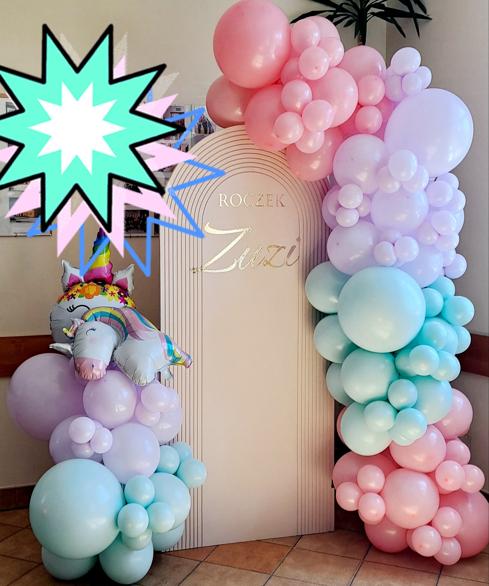 Dekoracja balonowa na roczek Zuzi: pastelowe balony w odcieniach różu i błękitu, jednorożec z balonów i ścianka z napisem 'Roczek Zuzi'.
