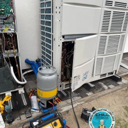 Chill Zone Mateusz Tomaszczuk - Serwis klimatyzacji MDV ONE V6: otwarte panele, widoczne komponenty, narzędzia serwisowe, butla z gazem. Prace serwisowe w toku, logo firmy w prawym dolnym rogu.