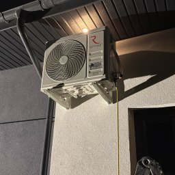 Chill Zone Mateusz Tomaszczuk - Zamontowana jednostka zewnętrzna klimatyzacji Rotenso Teta na elewacji budynku, widoczna drabina z naklejką firmy instalacyjnej Chill Zone Lubelskie.