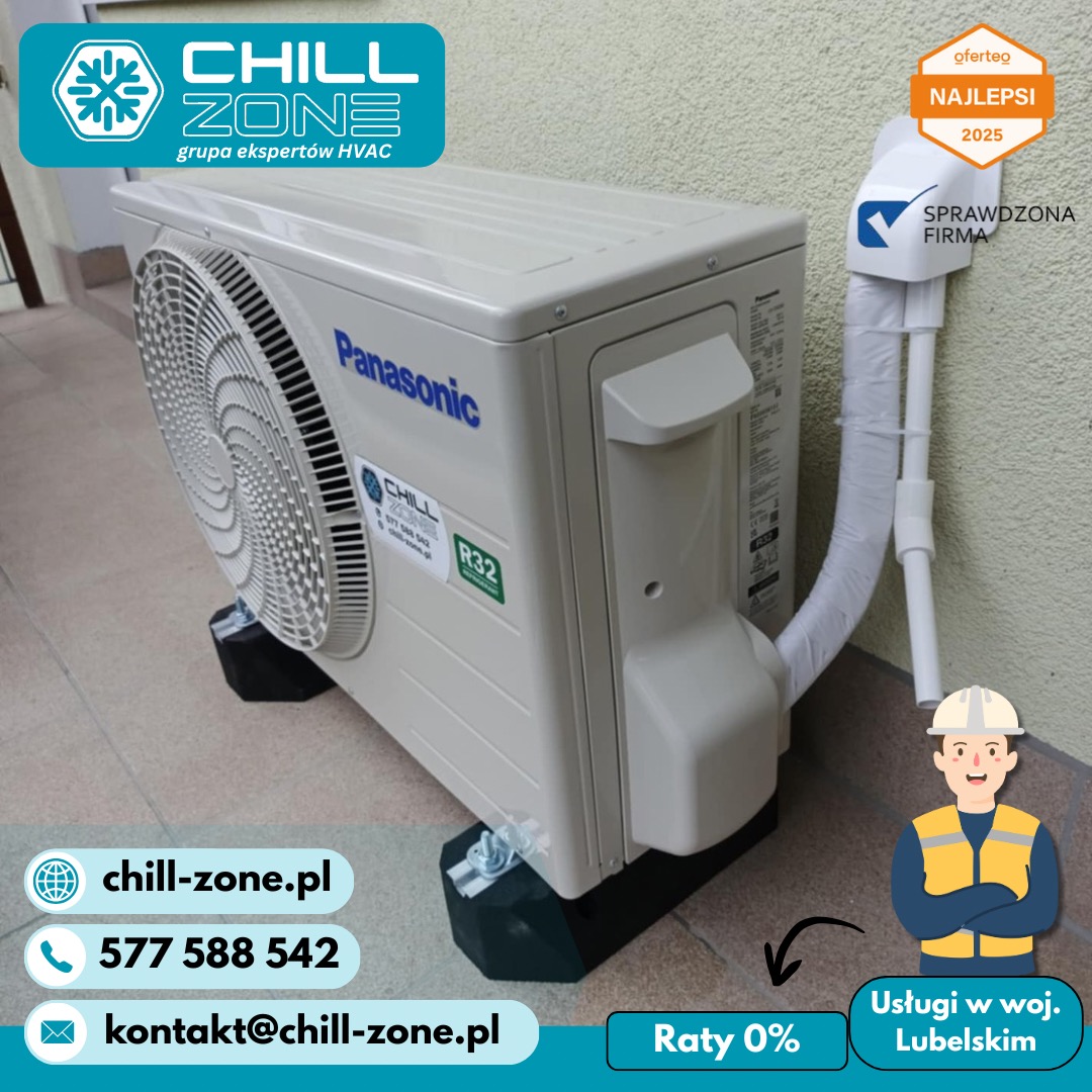 Kremowy klimatyzator Panasonic na zewnątrz budynku, z widocznymi rurami odprowadzającymi i naklejką 'Najlepsi 2025' Oferteo, prezentowany z boku.