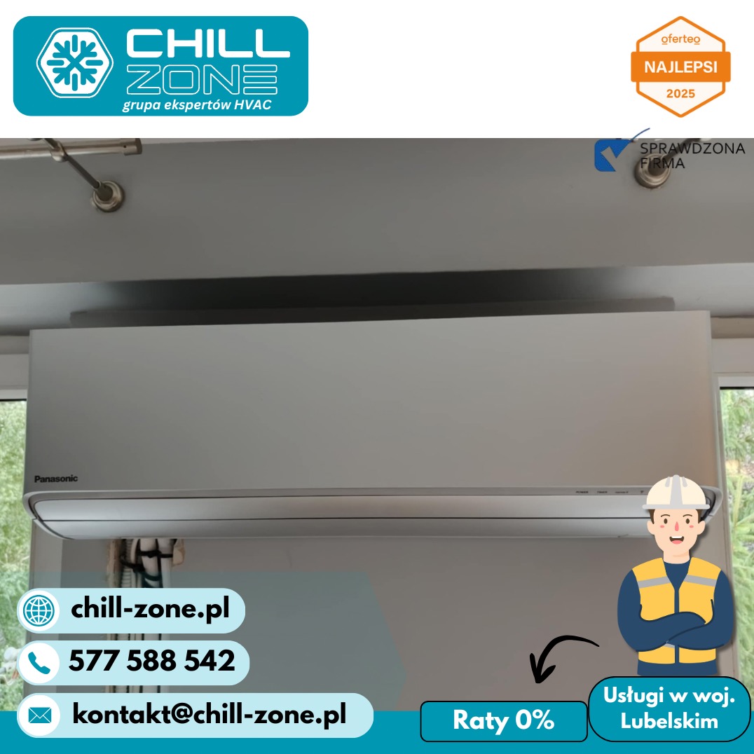 Zamontowany klimatyzator Panasonic w jasnym wnętrzu, prezentowany przez Chill Zone, z naklejką Oferteo Najlepsi 2025 i informacją o ratach 0% w woj. Lubelskim.
