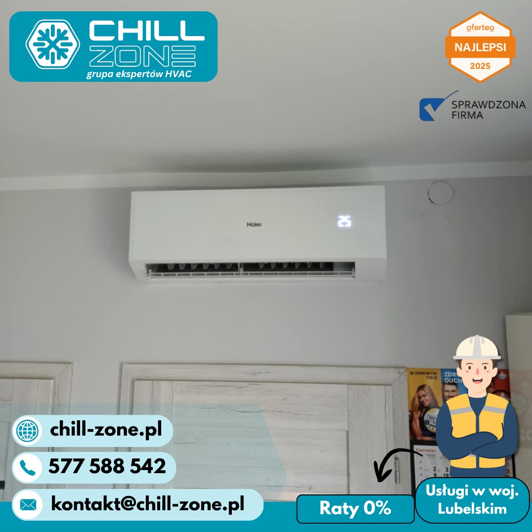 Biały klimatyzator Haier z wyświetlaczem 25 stopni na ścianie, pod nim częściowo widoczne drzwi i kalendarz. Logo firmy Chill Zone w rogu.