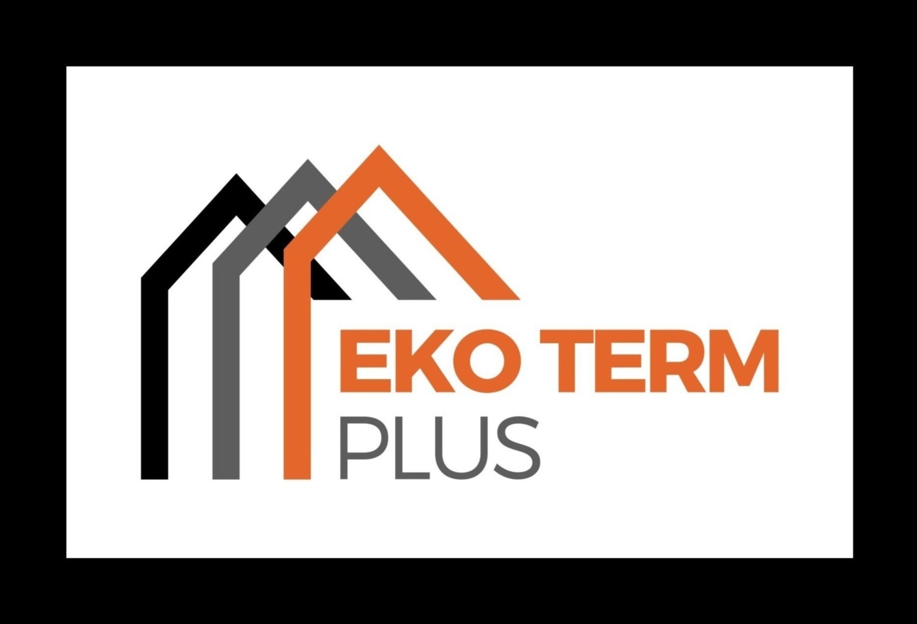 Logo firmy EKO TERM PLUS z trzema stylizowanymi domami w kolorach czarnym, szarym i pomarańczowym, symbolizujące kompleksowe rozwiązania w zakresie izolacji i termomodernizacji budynków.