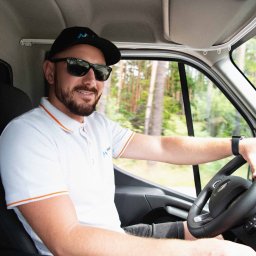 97,6% naszych ładunków dociera na czas. Tam, gdzie pracują ludzie, zdarzają się niespodziewane sytuacje. W MAKO TSL mamy opracowane systemy, które pozwalają nam te sytuacje ograniczać do minimum.