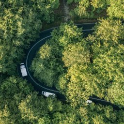 95% przesyłek dostarczamy maksymalnie w ciągu 24 godzin. Taki czas dostawy jest możliwy dzięki flocie ponad 1000 samochodów kontraktowych. 