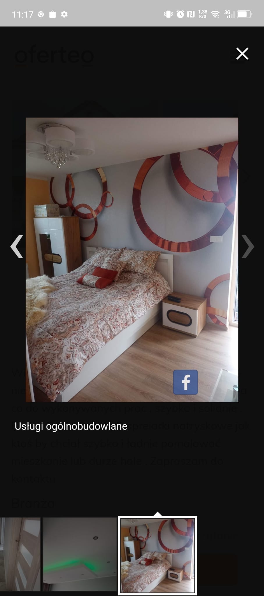 Sypialnia z łóżkiem, szafką nocną i dekoracją ścienną w postaci drewnianych okręgów, widoczne oświetlenie sufitowe