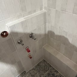 Zajmuje się wykończeniem łazienek, układania płytek na podłogi i ściany 