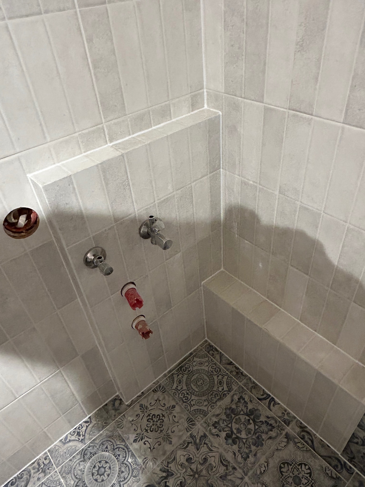 Zajmuje się wykończeniem łazienek, układania płytek na podłogi i ściany