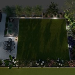 OŁÓWEK I SZPADEL EWELINA CHRABĄSZCZ - Projekt ogrodu z widokiem z góry, ukazujący równy trawnik, patio z meblami ogrodowymi, oświetlenie punktowe i różnorodne nasadzenia.