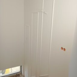 Montaż sztukaterii na klatce schodowej oraz w sypialni 