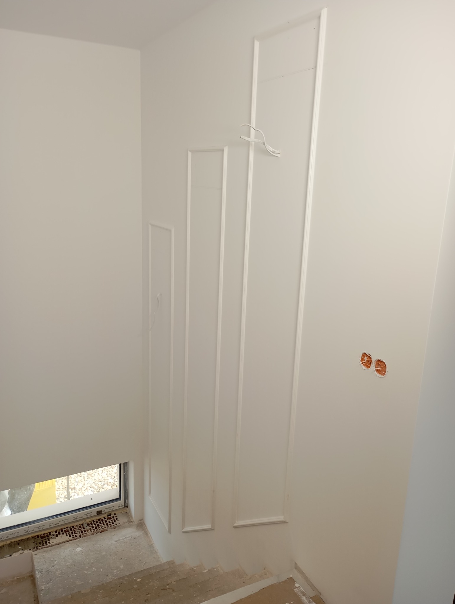 Montaż sztukaterii na klatce schodowej oraz w sypialni