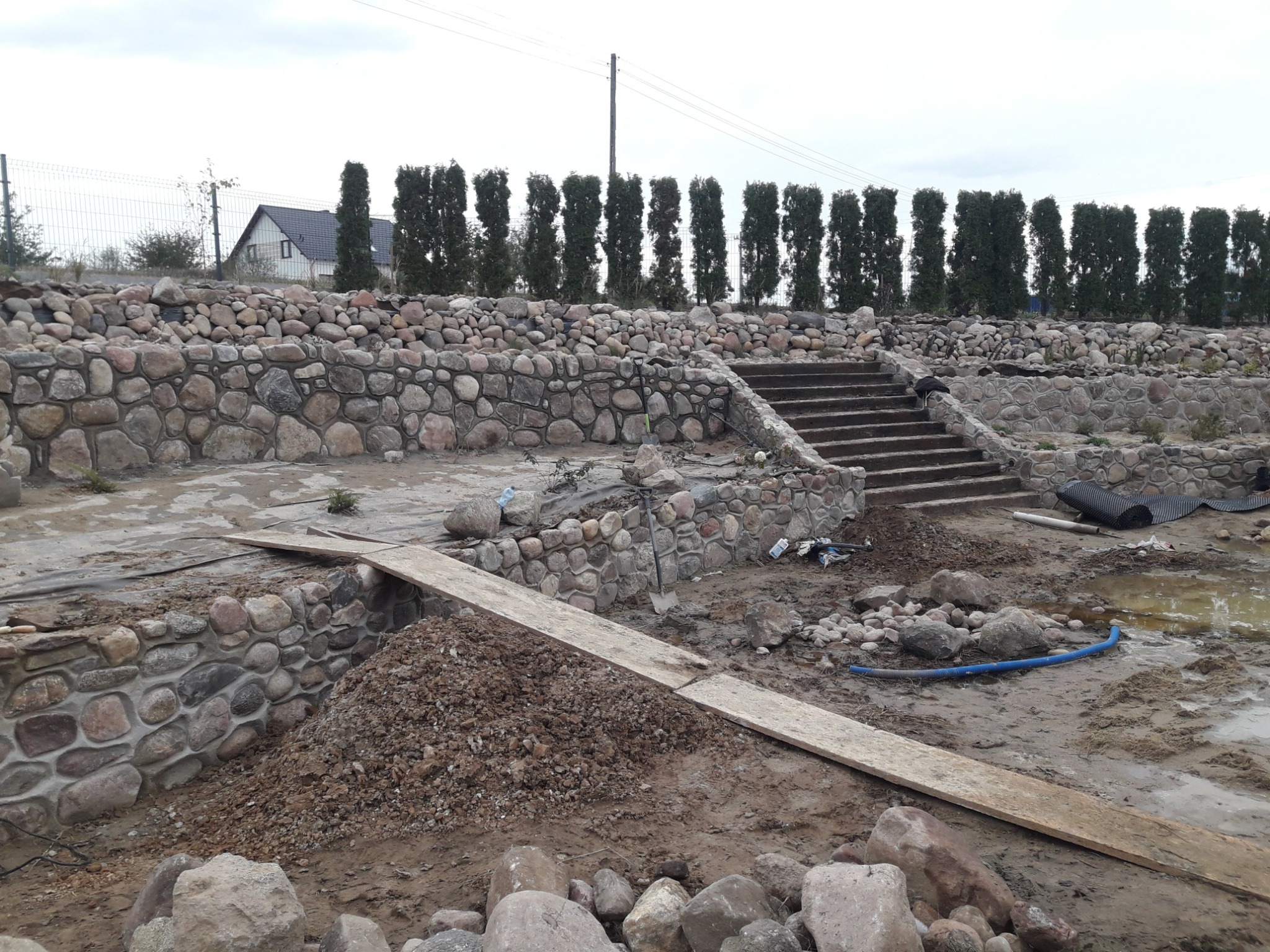 Murowanie pułek z kamienia w ogrodzie