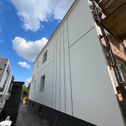 Docieplenie i elewacja - tynk mineralny, pasy malowane farbą silikonową o gładkiej strukturze