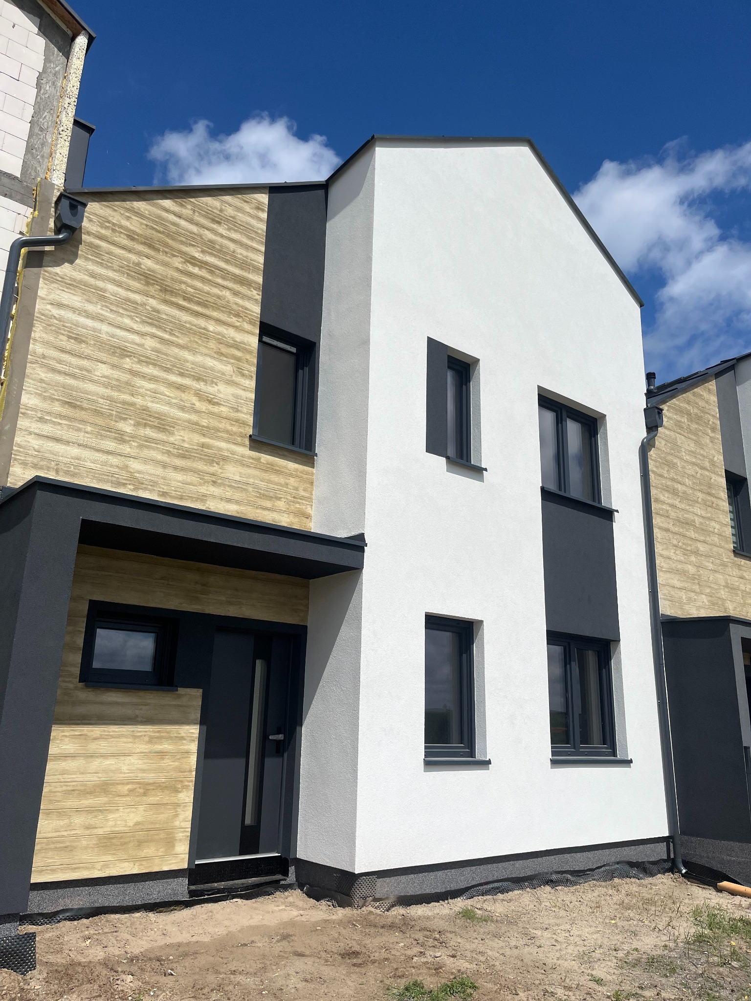 Docieplenie i elewacja - tynki silikonowe oraz wyciski wybarwiane o strukturze drewna