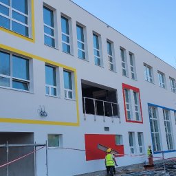 VIKBUD Elewacje Poznań - Nowa szkoła Strzeszyn w trakcie realizacji