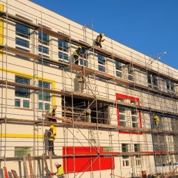 VIKBUD Elewacje Poznań - Szkoła w trakcie demontażu rusztowań