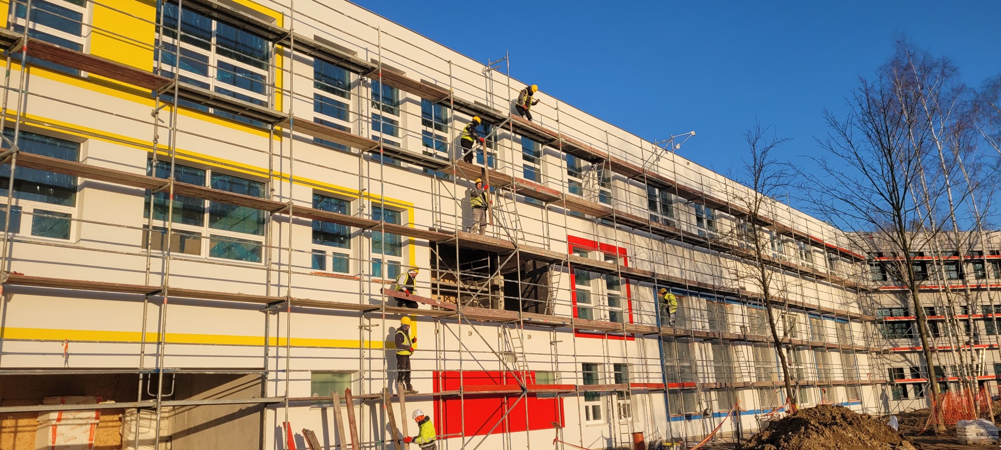 Szkoła w trakcie demontażu rusztowań