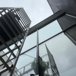 Mycie okien na wysokości (wykorzystanie rusztowania)