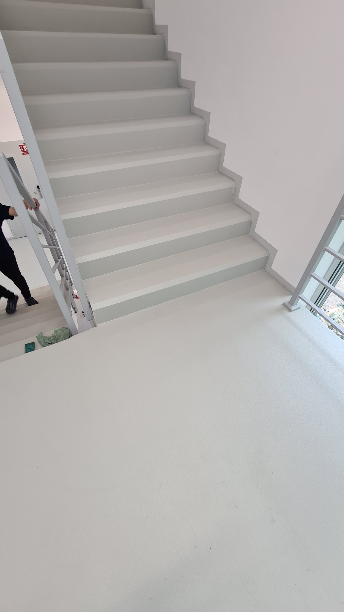 Doczyszczanie posadzki żywicznej