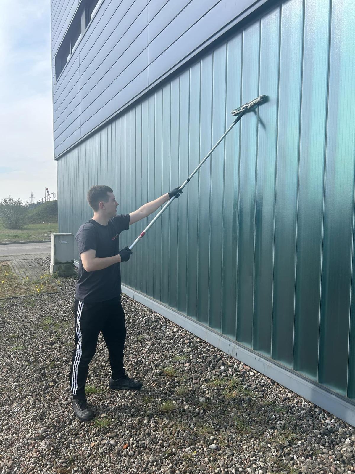 Mycie szklanej elewacji