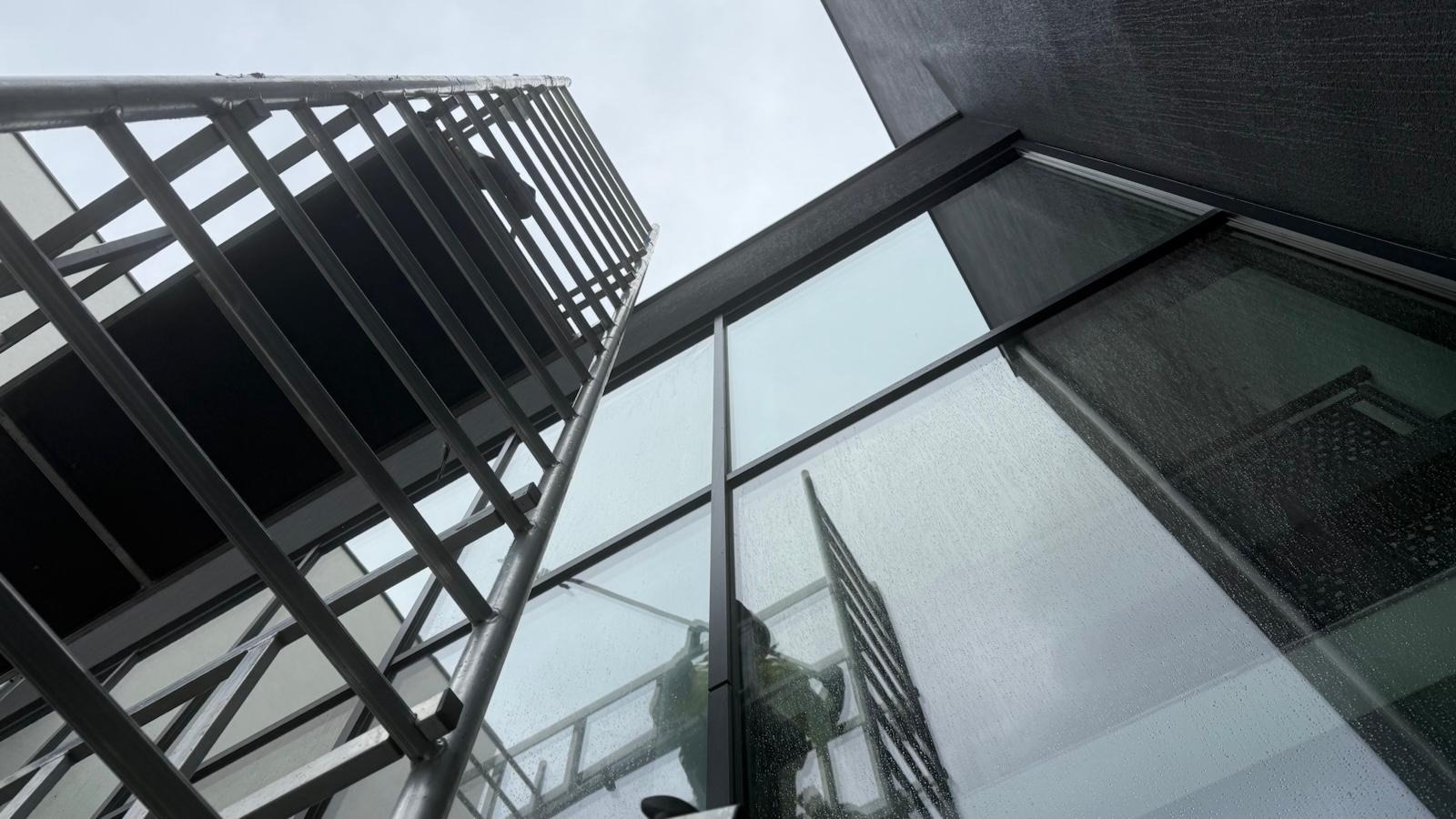 Mycie okien na wysokości (wykorzystanie rusztowania)