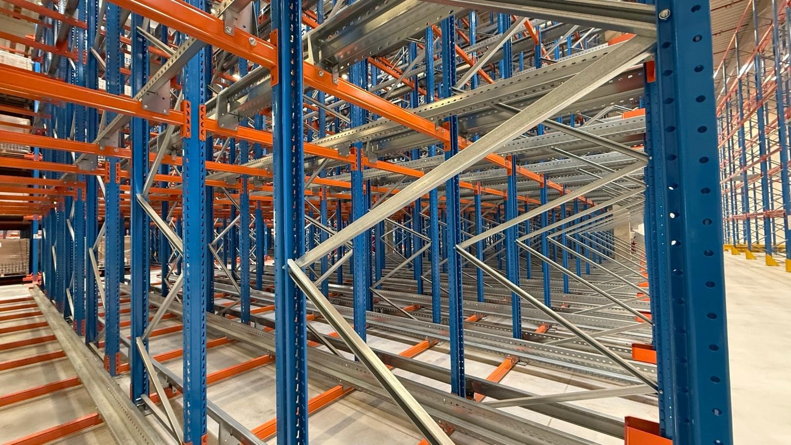 Sprzątanie obiektu magazynowego - mycie regałów