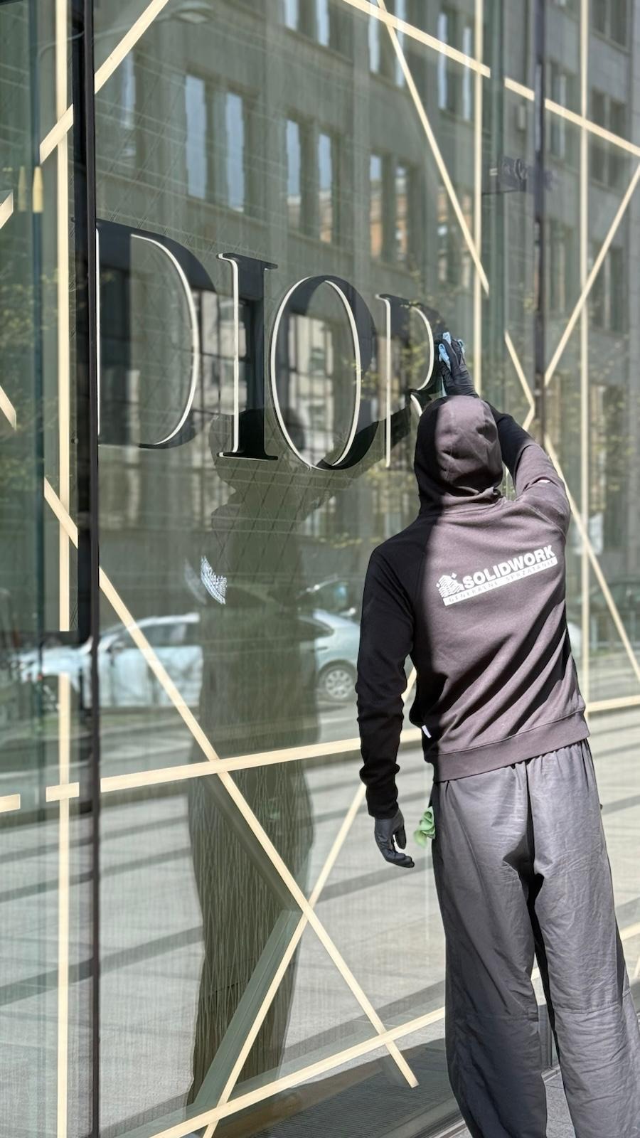 Mycie przeszkleń (Dior Warszawa)