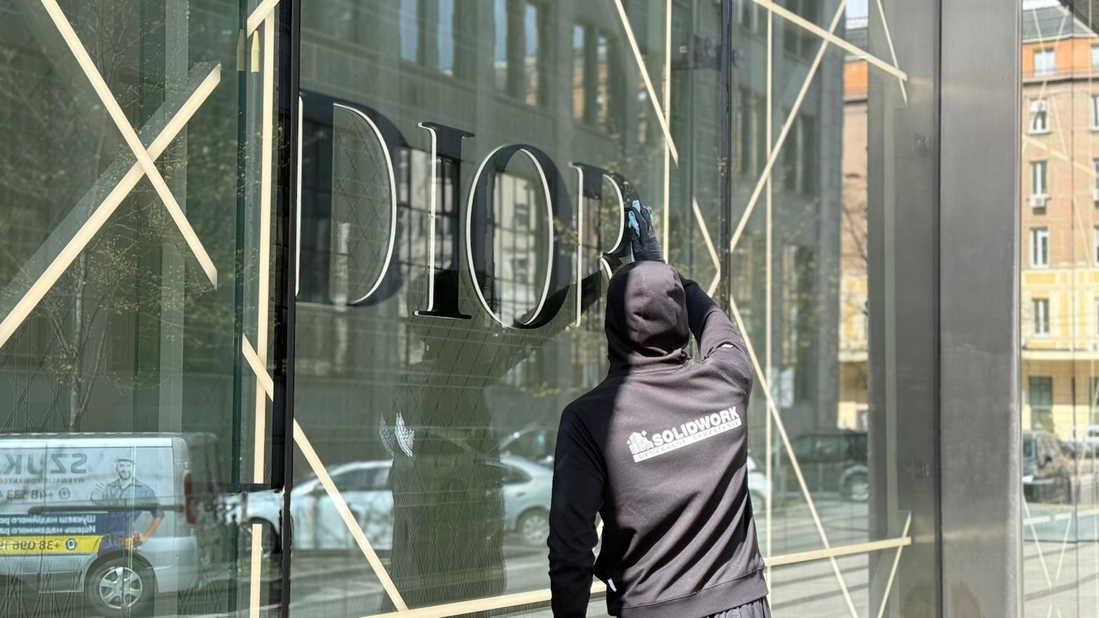 Mycie okien (Dior Warszawa)