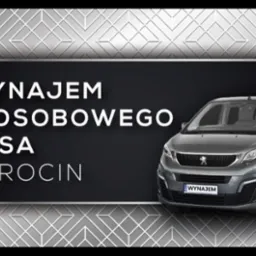 Szary bus 9-osobowy Peugeot na tle czarnej ściany z napisem 'Wynajem 9-osobowego busa Jarocin' i geometrycznym wzorem w tle.
