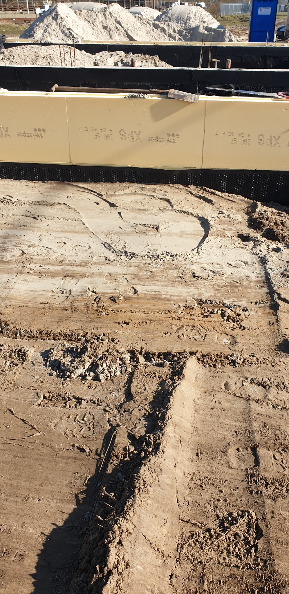 Izolacja fundamentu xps + folia korkowa