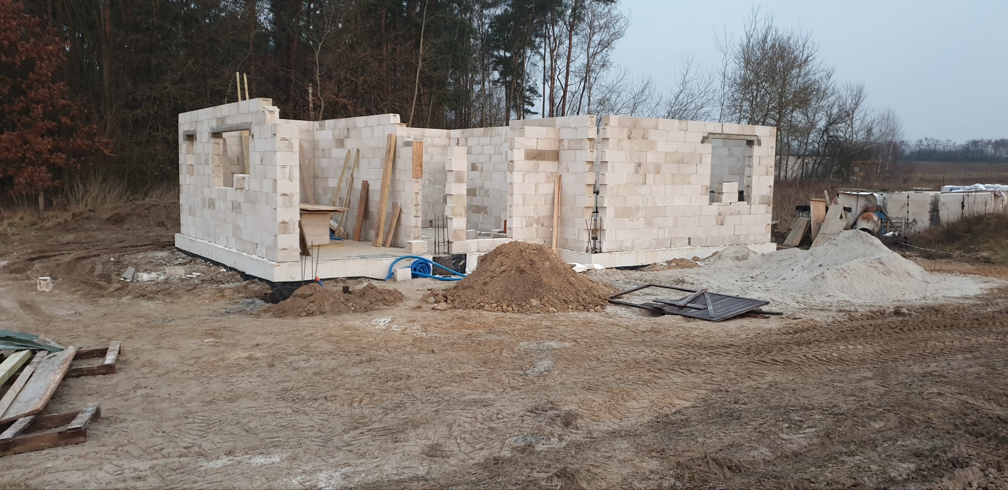 Wznoszenie scian nosnych