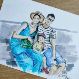 Ręcznie rysowany portret rodziny markerami, przedstawiający matkę w niebieskiej sukience i kapeluszu, ojca w koszulce w paski i syna w czapce, siedzących obok siebie na ławce.