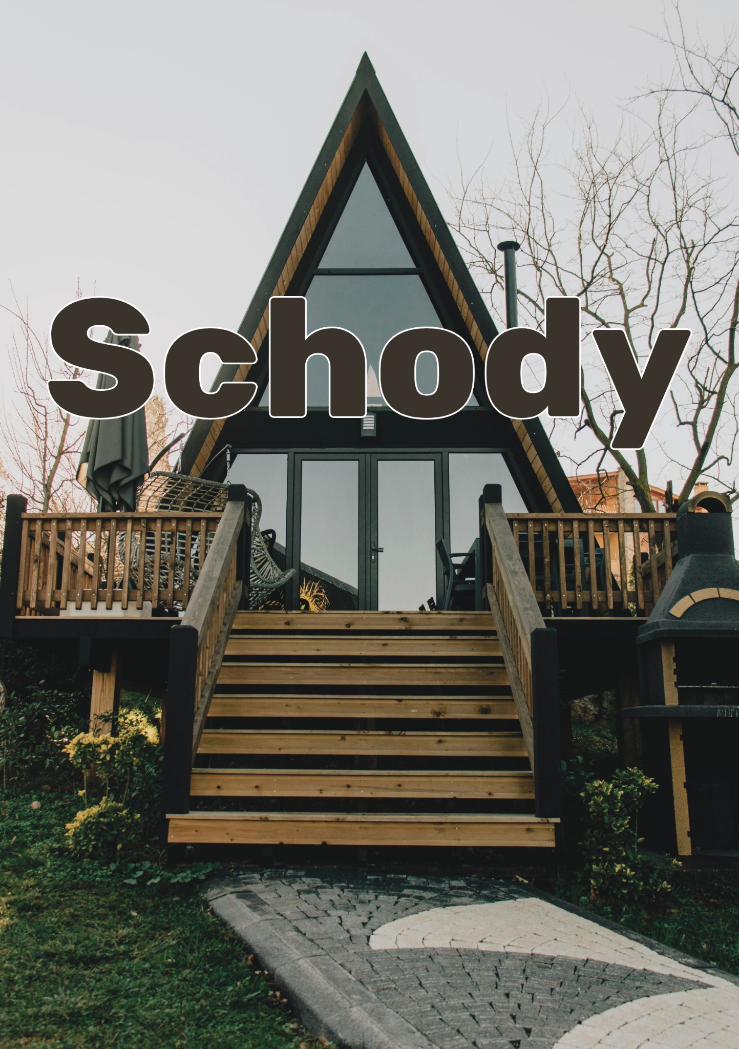 Wejście do nowoczesnego domu w kształcie litery A z drewnianym tarasem, schodami i grillem na zewnątrz, widok z dołu na fasadę i otoczenie.