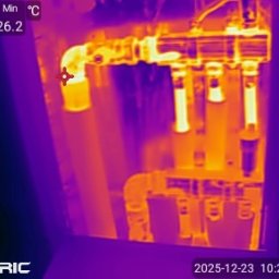 ClimatePro Sp.z.o.o. - Termowizyjne zdjęcie instalacji hydraulicznej z widocznymi rurami i zaworami, ukazujące rozkład temperatur w systemie. Diagnostyka nieszczelności.
