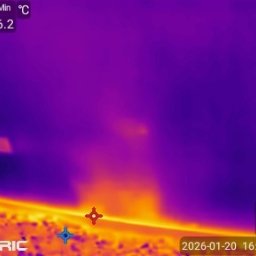 ClimatePro Sp.z.o.o. - Termowizja: Wyraźny wyciek ciepła z podłogi, wskazujący na potencjalną awarię instalacji grzewczej. Pomiar temperatury w stopniach Celsjusza.