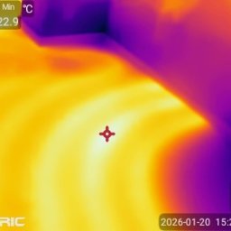 ClimatePro Sp.z.o.o. - Termowizja podłogi z zaznaczonym punktem o temperaturze 30.4°C, wykonana kamerą FOTRIC. Widoczne wartości minimalne i maksymalne temperatury oraz data pomiaru.