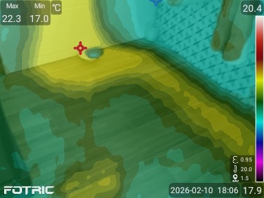 Termowizja podłogi z widocznym rozkładem temperatur, wskazująca na potencjalne wycieki lub nieprawidłowości w ogrzewaniu podłogowym. Diagnostyka termowizyjna.