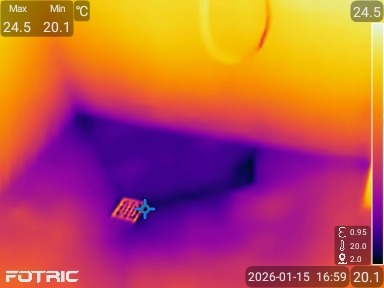 Termowizja: Wykrywanie wycieku wody w podłodze. Obraz z kamery termowizyjnej ukazuje obszar podłogi z wyraźną anomalią termiczną wskazującą na potencjalny problem.