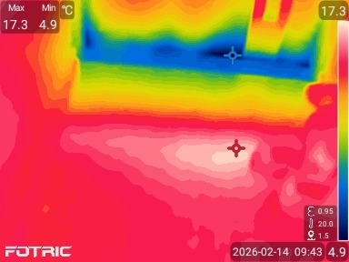 Termowizja ściany z widocznymi mostkami termicznymi. Kolorystyka od czerwieni (ciepło) do błękitu (zimno). Data i godzina na dole zdjęcia.