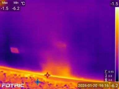 Termowizja: Wyraźny wyciek ciepła z podłogi, wskazujący na potencjalną awarię instalacji grzewczej. Pomiar temperatury w stopniach Celsjusza.