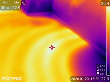 Termowizja podłogi z zaznaczonym punktem o temperaturze 30.4°C, wykonana kamerą FOTRIC. Widoczne wartości minimalne i maksymalne temperatury oraz data pomiaru.