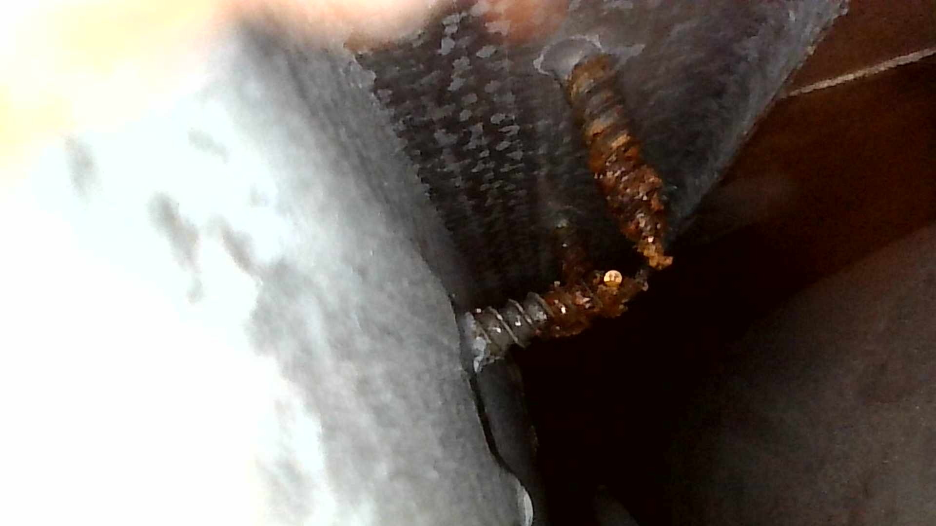 Zardzewiała śruba mocująca element instalacji, widoczna korozja i nieszczelność. Ujęcie z bliska, słabe oświetlenie.