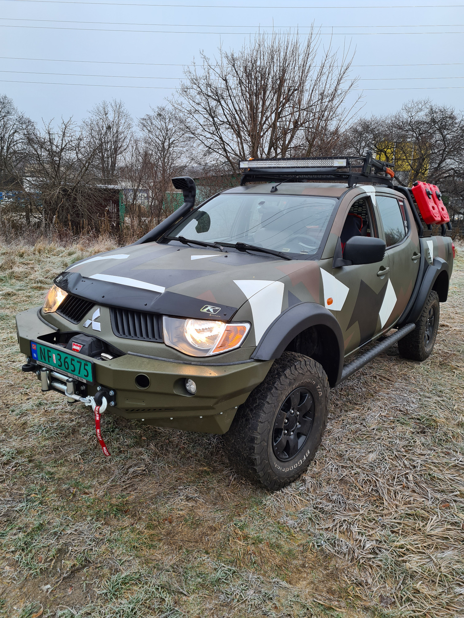 Samochód został pomalowany przez naszą firmę w powłokę Raptor, oraz w stalowy zderzak, oświetlenie led.